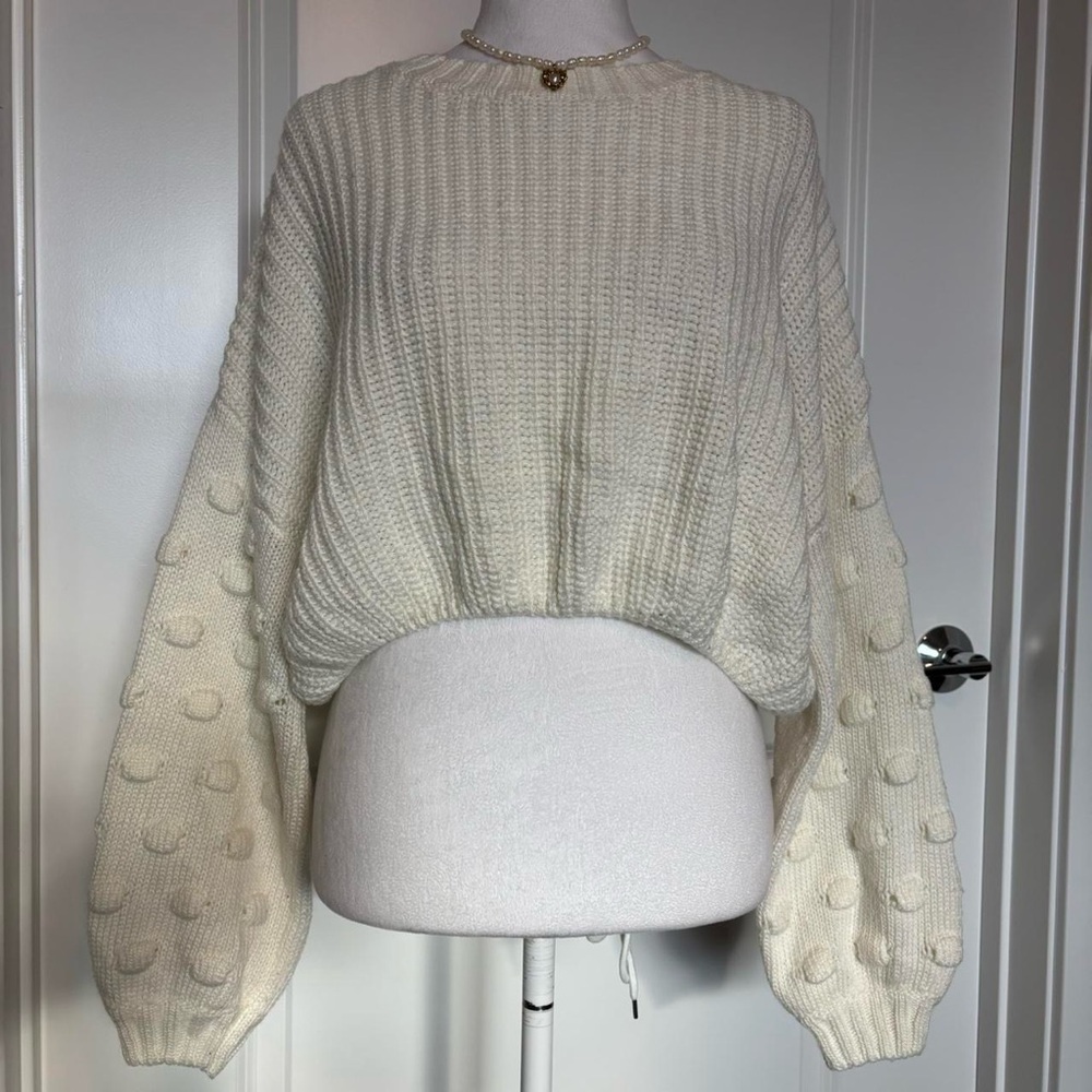 White knit cropped sweater with polka dot sleeves Size Medium